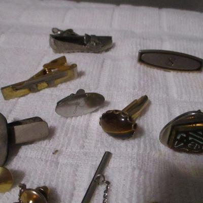 Lot 230 - Costume Jewelry - Tie Clasp 