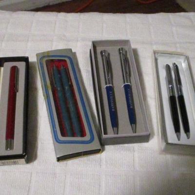 Lot 233 - Variety of Pens - Paper mate Garland