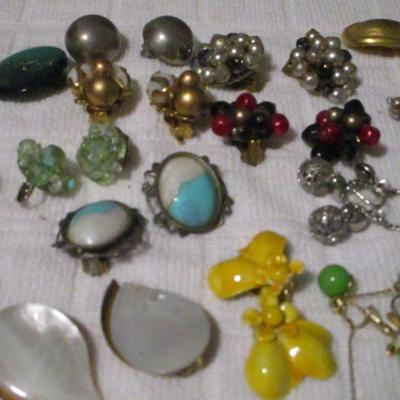 Lot 234 - Costume Jewelry - Earrings