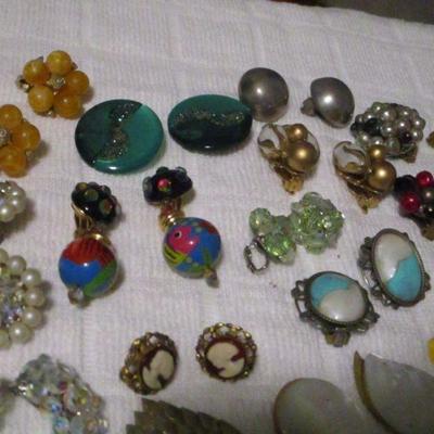 Lot 234 - Costume Jewelry - Earrings