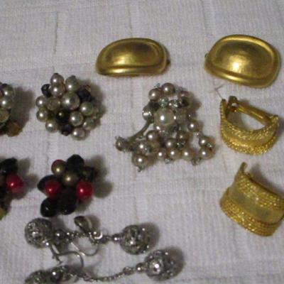 Lot 234 - Costume Jewelry - Earrings