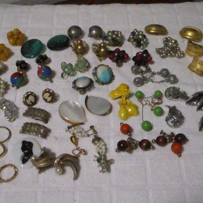 Lot 234 - Costume Jewelry - Earrings