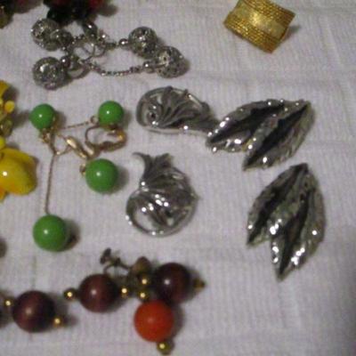 Lot 234 - Costume Jewelry - Earrings