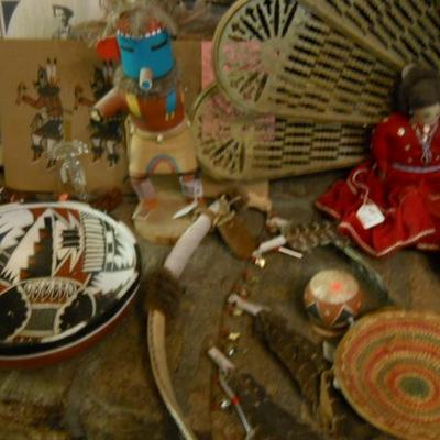 NATIVE AMERICAN INDIAN COLLECTION
* Navaho silver concha hat band and sterling native American jewelry circ. 1960-1980
* Blankets and...