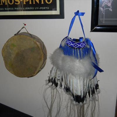 NATIVE AMERICAN INDIAN COLLECTION
* Navaho silver concha hat band and sterling native American jewelry circ. 1960-1980
* Blankets and...