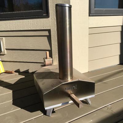 Lot 18 - Uuni Outdoor Pizza Oven with Char-Broil Electric Patio Caddy