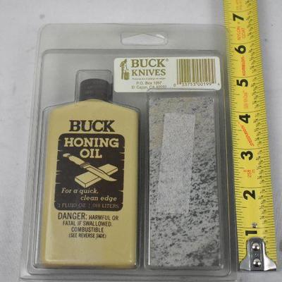 Buck Knives Honing Kit: Oil (3oz) & 2 Stones