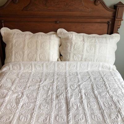 Lot 119- Queen Linens