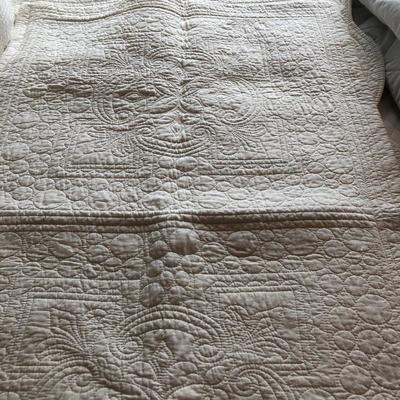 Lot 119- Queen Linens