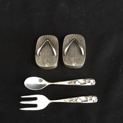  Lot 171 - Sterling Salt & Pepper Flip Flop Shakers & Fork/Spoon Set
