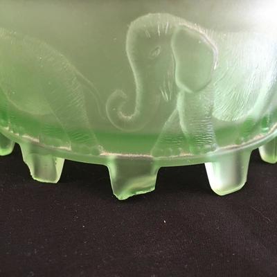  Lot 196 - Hob Knob Glass & Powder Container
