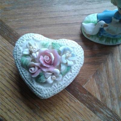 Figurines and jewelry box 