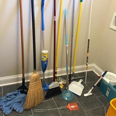 Lot 207 -   Useful Household Items