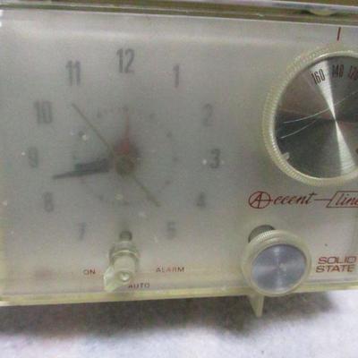 Lot 8 - General Electric Clock Radio Accent Line