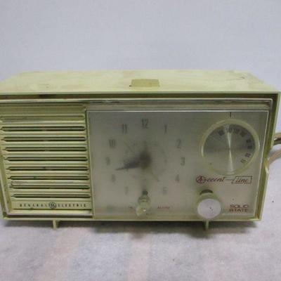 Lot 8 - General Electric Clock Radio Accent Line