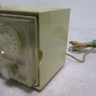 Lot 8 - General Electric Clock Radio Accent Line