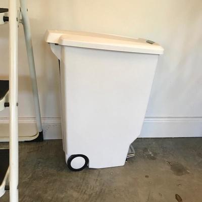 Lot 231 - White SimpleHuman Trash Bin and Step Ladder