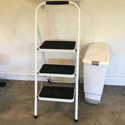 Lot 231 - White SimpleHuman Trash Bin and Step Ladder
