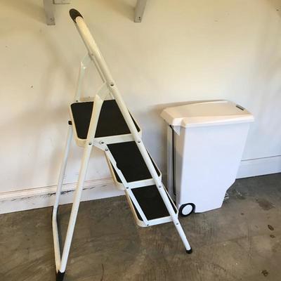 Lot 231 - White SimpleHuman Trash Bin and Step Ladder