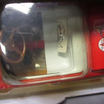 Lot 22 - Gearbox Texaco Limited Edition 1956 Ford Thunderbird Fire Chief Red