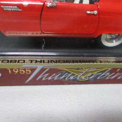 Lot 37 - Road Legends 1955 Ford Thunderbird Diecast Car 1:18 