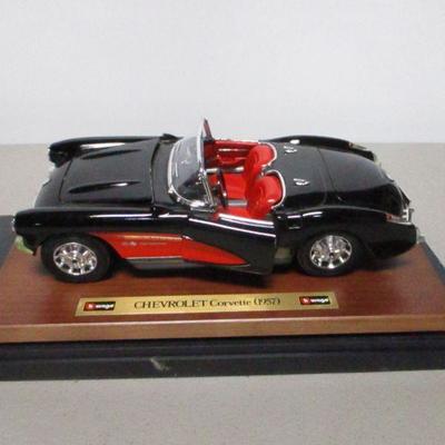 Lot 38 - Maisto 1:18 Scale Diecast Model- 1957 Chevrolet Corvette 