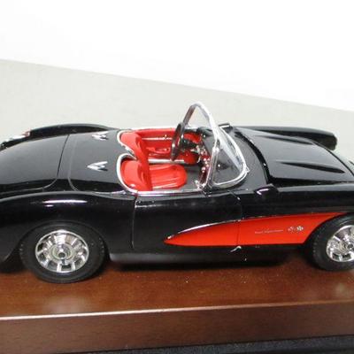 Lot 38 - Maisto 1:18 Scale Diecast Model- 1957 Chevrolet Corvette 