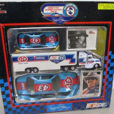 Lot 47 - NASCAR Die Cast Car Collectibles 