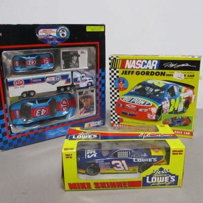 Lot 47 - NASCAR Die Cast Car Collectibles 