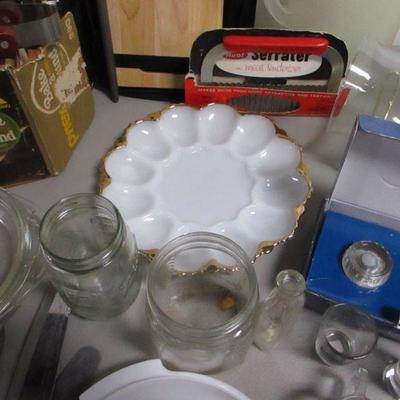 Lot 70 - Kitchenware Items - Pyrex -  Knifes and More