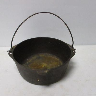 Lot 87 - No. 8 Cast Iron Pot