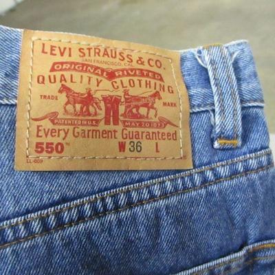 Lot 166 - Levi & Wrangler Shorts