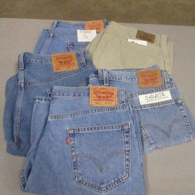 Lot 166 - Levi & Wrangler Shorts