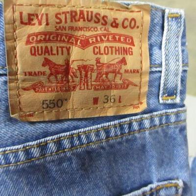 Lot 166 - Levi & Wrangler Shorts