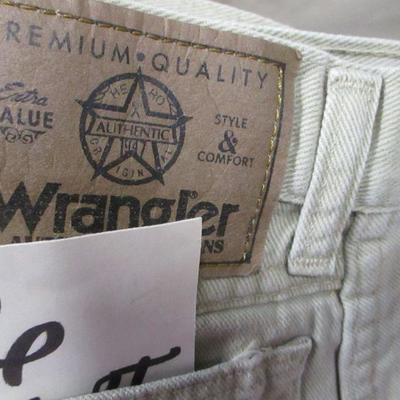 Lot 166 - Levi & Wrangler Shorts