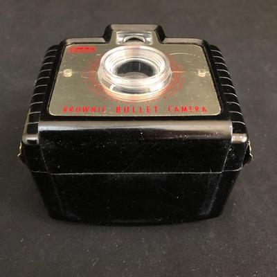 Lot 281- Vintage Brownie and Minolta