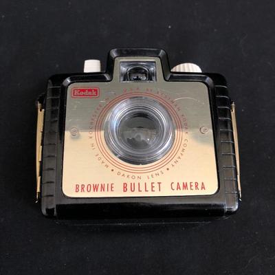 Lot 281- Vintage Brownie and Minolta