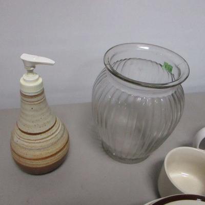 Lot 219 - Bowls, Knives, Cups