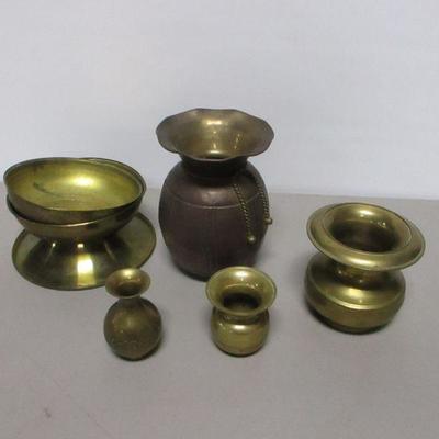 Lot 227 - Assorted Sizes Of Brass Spittoons 