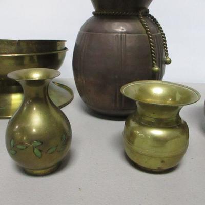 Lot 227 - Assorted Sizes Of Brass Spittoons 