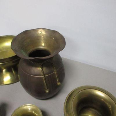 Lot 227 - Assorted Sizes Of Brass Spittoons 