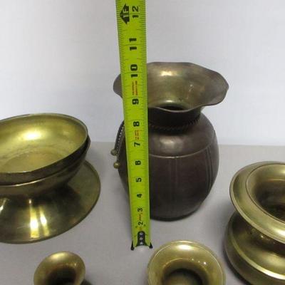 Lot 227 - Assorted Sizes Of Brass Spittoons 