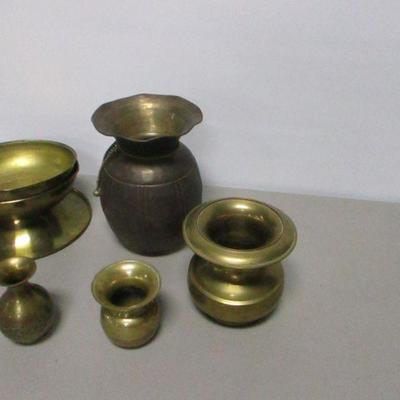 Lot 227 - Assorted Sizes Of Brass Spittoons 