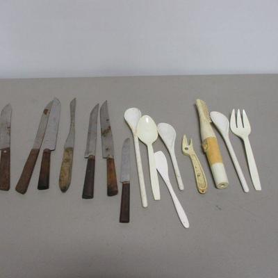 Lot 241  - Kitchenware - Hambroco Bakelite Knives