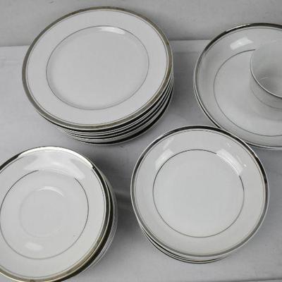Vintage Wallace Heritage Newport 39 White Platinum Fine China, Made in Japan