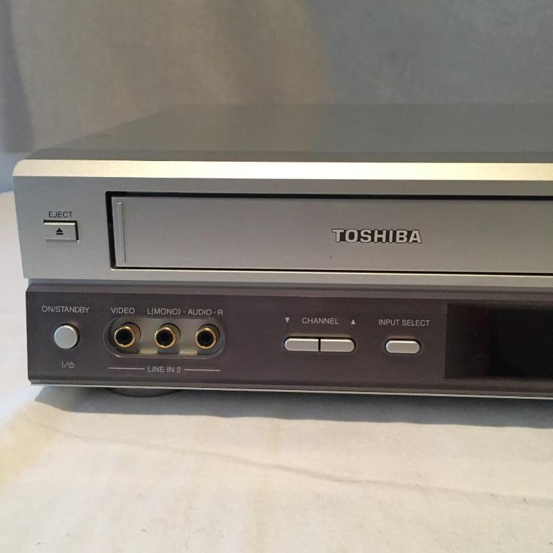 Lot 48 Toshiba DVD & VHS Player