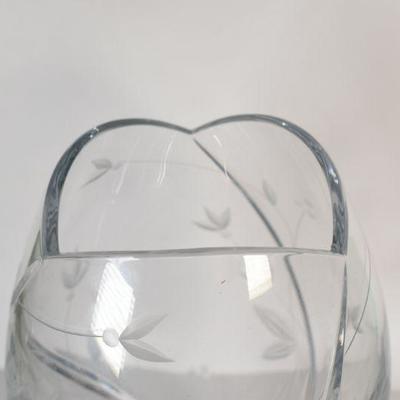 Lot G-8: Etched Glass Vase