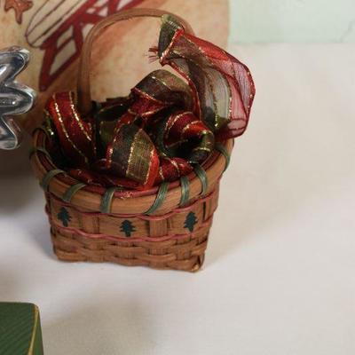 Lot G-28: Christmas decor