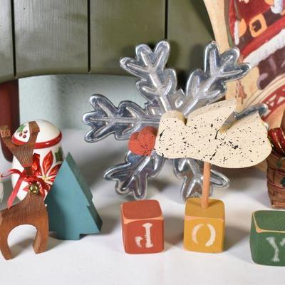 Lot G-28: Christmas decor