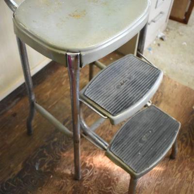 Lot G-62: Vintage Metal Step Stool